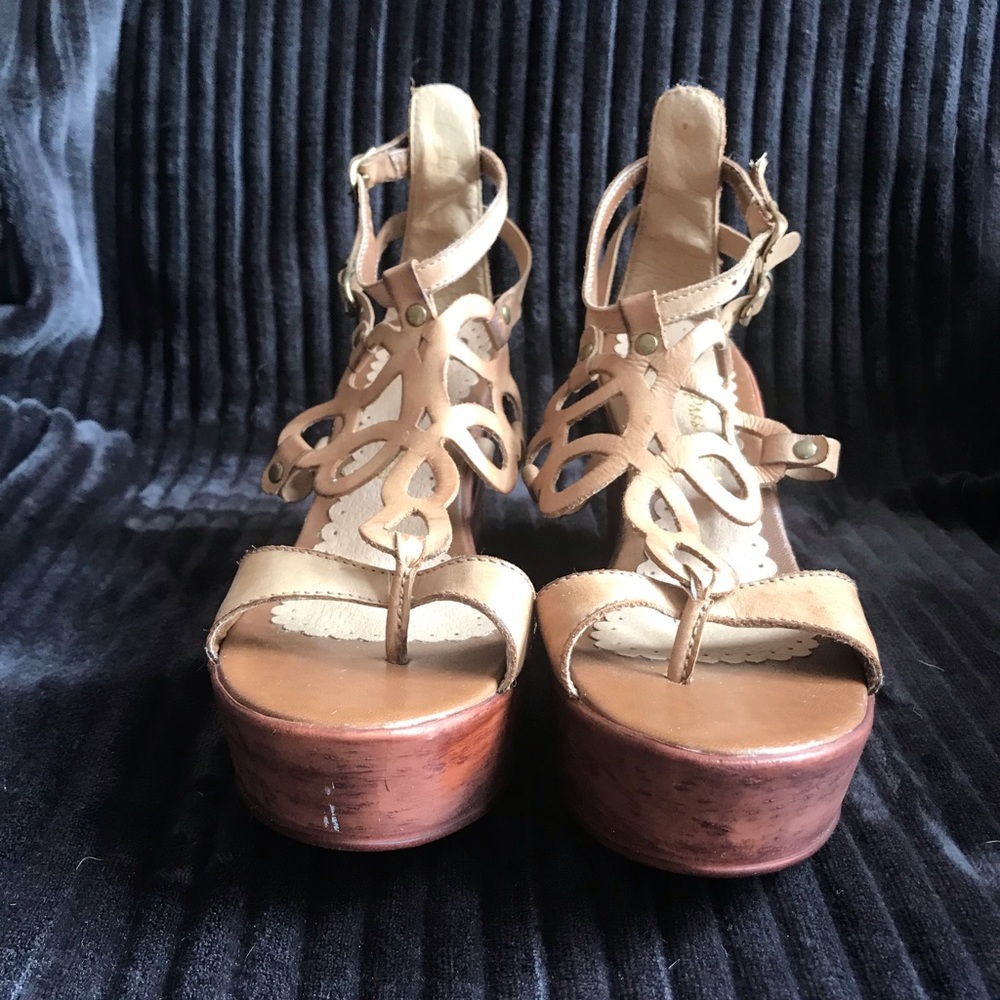 Cute Passarela Brazil double buckle sandals